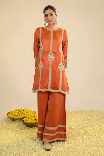 Shop Roohbyridhimaa Orange Chanderi, Silk Satin Round Neck, Yes Zainaa Embroidered Kurta Set Shop_Roohbyridhimaa_Orange Chanderi, Silk Satin Round Neck, Yes Zainaa Embroidered Kurta Set