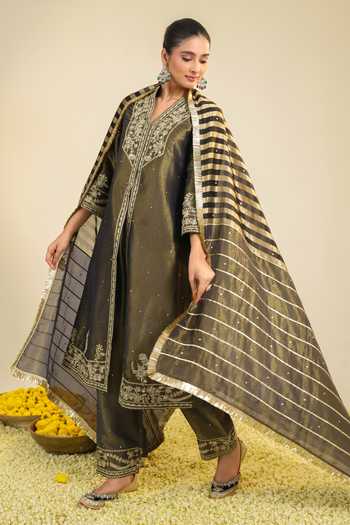 Shop Roohbyridhimaa Charcoal Tissue V-neck, Yes Black Shimmer Kurta Set Online at Aza Fashions Shop_Roohbyridhimaa_Charcoal Tissue V-neck, Yes Black Shimmer Kurta Set _Online_at_Aza_Fashions