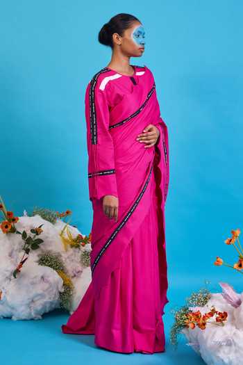 Saim Pink Cotton Round Neck Scalloped Saree With Blouse Online at Aza Fashions Saim_Pink Cotton Round Neck Scalloped Saree With Blouse _Online_at_Aza_Fashions