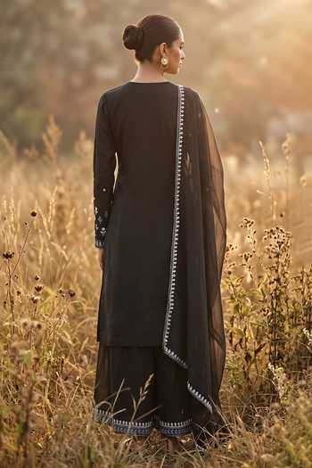 Basanti Kapde aur Koffee Midnight Embroidered Kurta Set 
