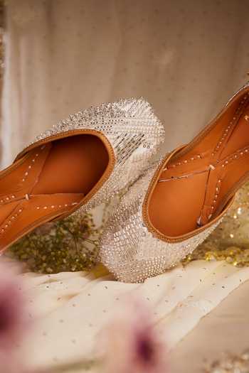 House of Vian Silver Rukhsar Embellished Juttis Online at Aza Fashions House of Vian_Silver Rukhsar Embellished Juttis _Online_at_Aza_Fashions
