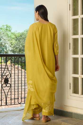 Vaayu Marigold Applique Work Kurta Set