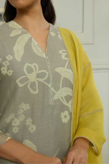 Shop Vaayu Grey Muslin, Cotton V-neck Slate Floral Embroidered Kurta Set Shop_Vaayu_Grey Muslin, Cotton V-neck Slate Floral Embroidered Kurta Set