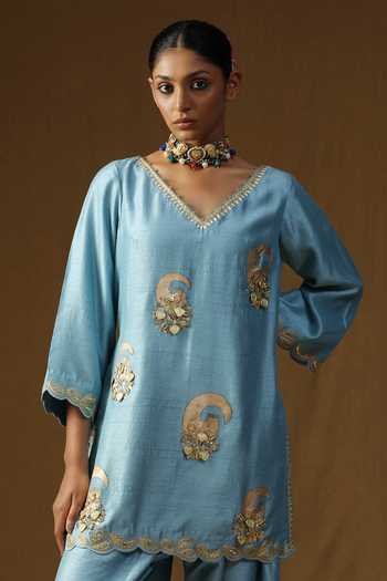 Arpita Sulakshana Blue Silk V-neck Vrinda Neel Madhur Embroidered Kurta Set at Aza Fashions Arpita Sulakshana_Blue Silk V-neck Vrinda Neel Madhur Embroidered Kurta Set _at_Aza_Fashions