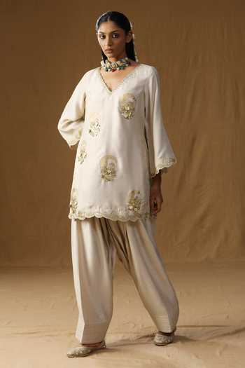Arpita Sulakshana_Ivory Silk V-neck, Yes Vrinda Mritika Embroidered Kurta Set _Online_at_Aza_Fashions