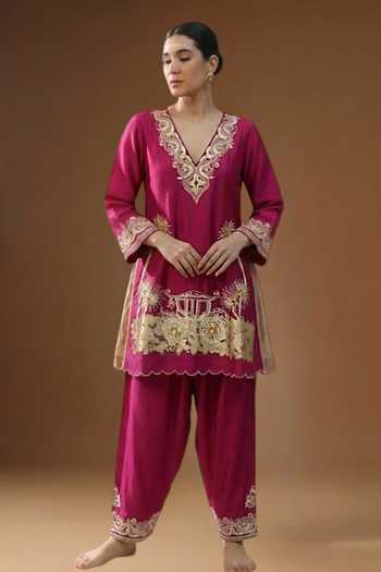 Arpita Sulakshana Pink Silk V-neck, Yes Vanya Madhur Gulabi Embroidered Kurta Set Online at Aza Fashions Arpita Sulakshana_Pink Silk V-neck, Yes Vanya Madhur Gulabi Embroidered Kurta Set _Online_at_Aza_Fashions