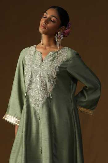 Arpita Sulakshana_Green Silk V-neck, Yes Madhavi Dhani Embroidered Kurta Set _Online_at_Aza_Fashions