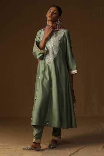 Arpita Sulakshana_Green Silk V-neck, Yes Madhavi Dhani Embroidered Kurta Set _at_Aza_Fashions