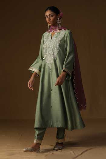 Buy_Arpita Sulakshana_Green Silk V-neck, Yes Madhavi Dhani Embroidered Kurta Set 