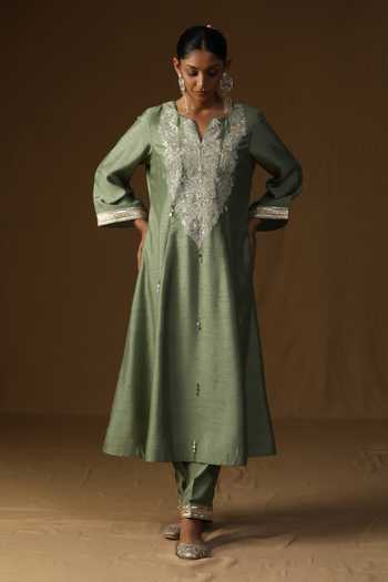 Shop_Arpita Sulakshana_Green Silk V-neck, Yes Madhavi Dhani Embroidered Kurta Set 