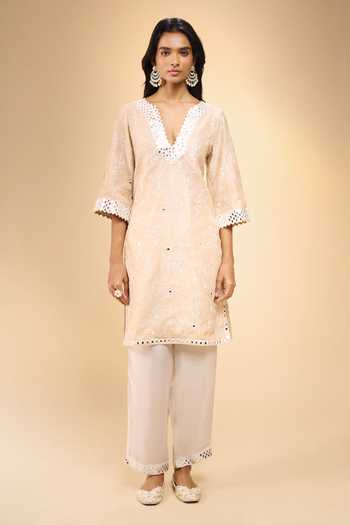 Samyukta Singhania_Ivory Chanderi V-neck, Yes Butti Embroidered Kurta Set _Online_at_Aza_Fashions