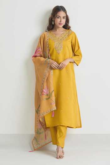 Samyukta Singhania Paisley Embroidered Kurta Set 