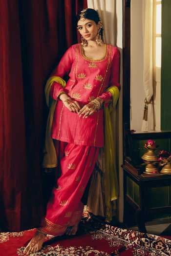 Buy Nimbu Mirchi Pink Chanderi Scoop Neck, No Najma Embroidered Kurta Set Buy_Nimbu Mirchi_Pink Chanderi Scoop Neck, No Najma Embroidered Kurta Set