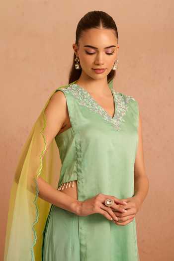 Tarini Vij_Blue Organza, Crepe V-neck, Yes Mehergul Floral Embroidered Kurta Set _Online_at_Aza_Fashions