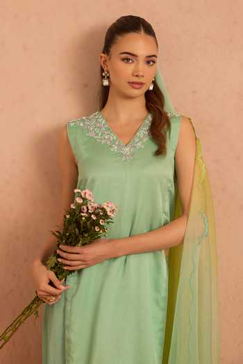 Buy_Tarini Vij_Blue Organza, Crepe V-neck, Yes Mehergul Floral Embroidered Kurta Set _Online_at_Aza_Fashions