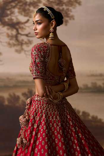 ANGAD SINGH Red Silk Sweetheart Neck Rehmat Embroidered Bridal Lehenga Set Online at Aza Fashions ANGAD SINGH_Red Silk Sweetheart Neck Rehmat Embroidered Bridal Lehenga Set _Online_at_Aza_Fashions