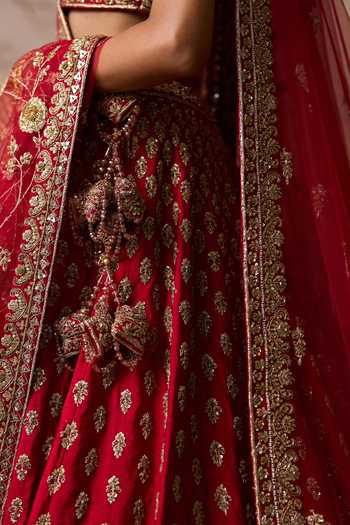 ANGAD SINGH Red Silk Sweetheart Neck Rehmat Embroidered Bridal Lehenga Set at Aza Fashions ANGAD SINGH_Red Silk Sweetheart Neck Rehmat Embroidered Bridal Lehenga Set _at_Aza_Fashions