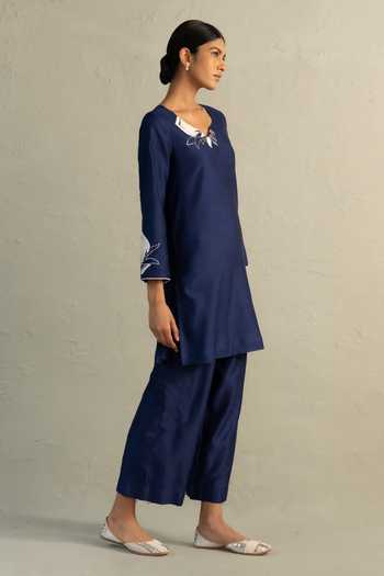 Charkhee_Blue Chanderi Split V-neck Neckline Embroidered Kurta Set _at_Aza_Fashions