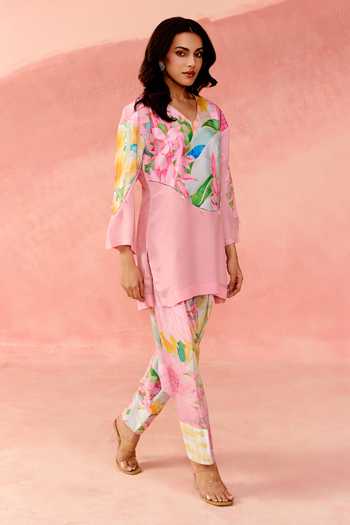 Label Moni K Pink Crepe V-neck, Yes Wildflower Print Kurta And Pant Set Online at Aza Fashions Label Moni K_Pink Crepe V-neck, Yes Wildflower Print Kurta And Pant Set _Online_at_Aza_Fashions