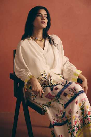 Buy Meher By Islie Ivory Crepe V-neck Stripe Border Print Kaftan Online at Aza Fashions Buy_Meher By Islie_Ivory Crepe V-neck Stripe Border Print Kaftan _Online_at_Aza_Fashions