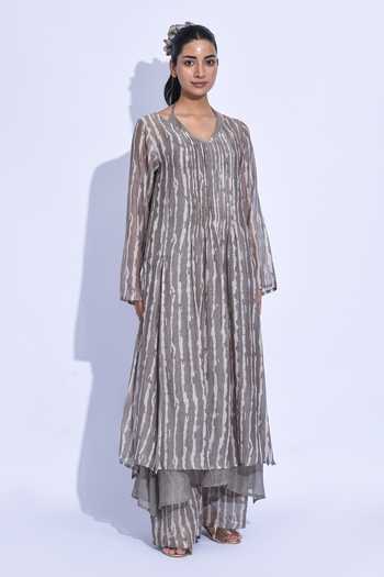 JAYATI GOENKA Grey Chanderi Silk Halter Neck, Yes Ash Shima Layered Set at Aza Fashions JAYATI GOENKA_Grey Chanderi Silk Halter Neck, Yes Ash Shima Layered Set _at_Aza_Fashions
