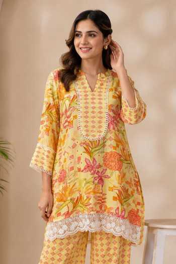 Surabhi Arya_Yellow Muslin Split V-neck Floral And Geometric Print Kurta Set _Online_at_Aza_Fashions