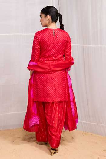 Naina Jain Kair Hand Embroidered Kurta Set 