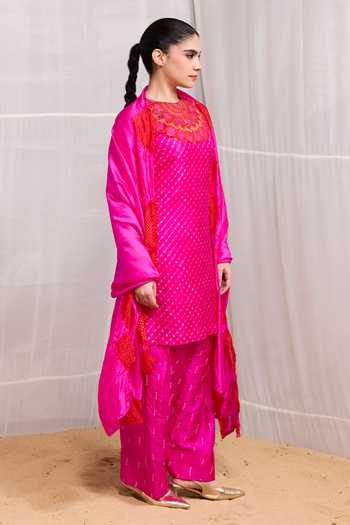 Naina Jain Pink , Organza Round Neck, Yes Kair Placement Embroidered Kurta Set Online at Aza Fashions Naina Jain_Pink , Organza Round Neck, Yes Kair Placement Embroidered Kurta Set _Online_at_Aza_Fashions