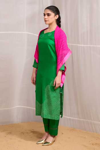 Naina Jain Green Silk, Georgette Round Neck Raah Bandhani Pattern Kurta Set Online at Aza Fashions Naina Jain_Green Silk, Georgette Round Neck Raah Bandhani Pattern Kurta Set _Online_at_Aza_Fashions