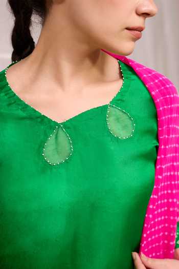 Naina Jain Green Silk, Georgette Round Neck Raah Bandhani Pattern Kurta Set at Aza Fashions Naina Jain_Green Silk, Georgette Round Neck Raah Bandhani Pattern Kurta Set _at_Aza_Fashions