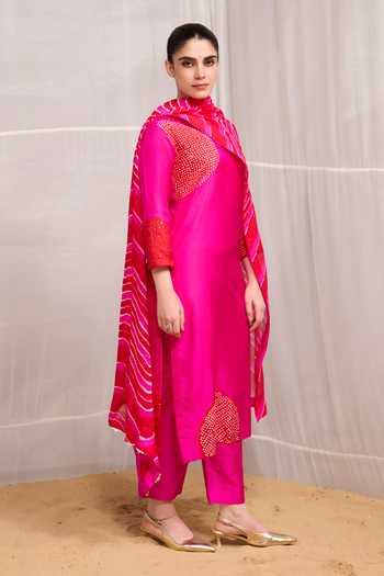 Naina Jain Pink Silk, Chiffon Notched Neck, Yes Saanjh Circular Bandhani Pattern Kurta Set Online at Aza Fashions Naina Jain_Pink Silk, Chiffon Notched Neck, Yes Saanjh Circular Bandhani Pattern Kurta Set _Online_at_Aza_Fashions