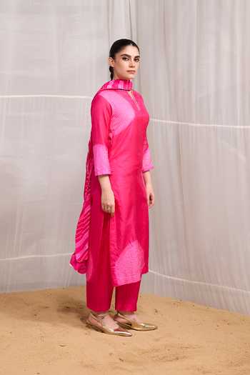 Buy Naina Jain Pink Silk, Chiffon Split V-neck, Yes Saanjh Shibori Pattern Kurta Set Buy_Naina Jain_Pink Silk, Chiffon Split V-neck, Yes Saanjh Shibori Pattern Kurta Set