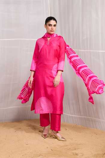 Shop Naina Jain Pink Silk, Chiffon Split V-neck, Yes Saanjh Shibori Pattern Kurta Set Shop_Naina Jain_Pink Silk, Chiffon Split V-neck, Yes Saanjh Shibori Pattern Kurta Set