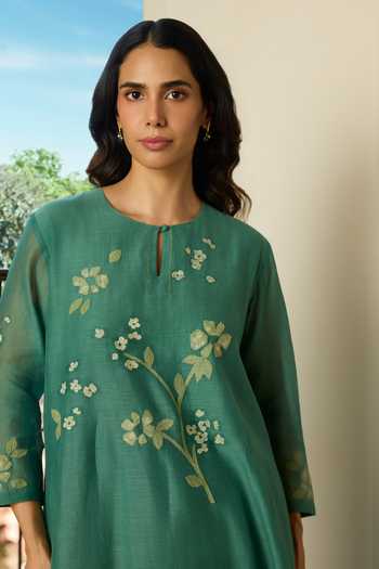 Buy Vaayu Green Cotton, Muslin Round Neck, Yes Jade Applique Kurta And Pant Co-ord Set Online at Aza Fashions Buy_Vaayu_Green Cotton, Muslin Round Neck, Yes Jade Applique Kurta And Pant Co-ord Set _Online_at_Aza_Fashions