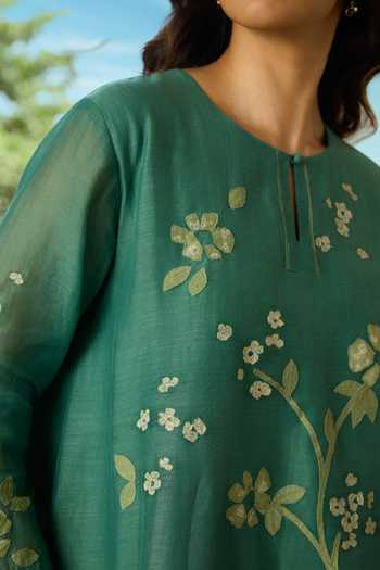 Shop Vaayu Green Cotton, Muslin Round Neck, Yes Jade Applique Kurta And Pant Co-ord Set Online at Aza Fashions Shop_Vaayu_Green Cotton, Muslin Round Neck, Yes Jade Applique Kurta And Pant Co-ord Set _Online_at_Aza_Fashions