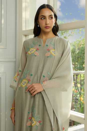 Buy Vaayu Grey Cotton, Muslin Split V-neck Slate Applique Embroidered Kurta Set Buy_Vaayu_Grey Cotton, Muslin Split V-neck Slate Applique Embroidered Kurta Set