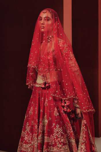 Shop Dolly J Red Silk, Net Sweetheart Neck The Grand Reverie Bridal Lehenga Set Online at Aza Fashions Shop_Dolly J_Red Silk, Net Sweetheart Neck The Grand Reverie Bridal Lehenga Set _Online_at_Aza_Fashions