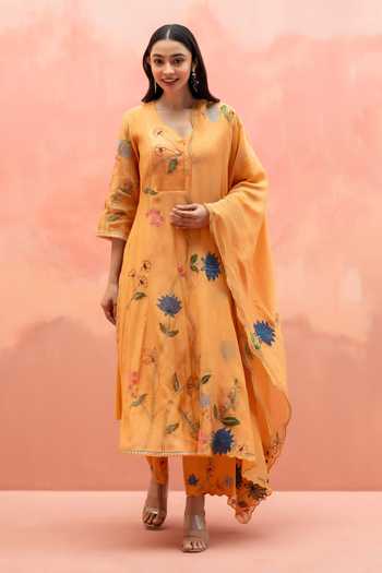 Buy_AM by Anita Mittal_Orange Chanderi V-neck Falak Floral Embroidered Anarkali Set _Online_at_Aza_Fashions