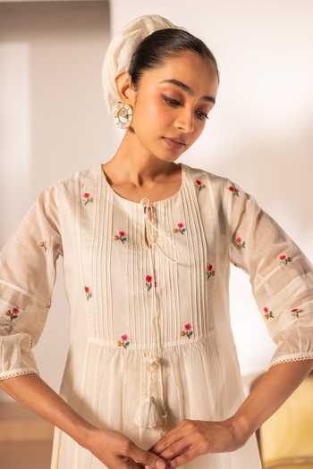 Shop_AM by Anita Mittal_Off White Chanderi Round Neck Zia Cross-stitch Mul Tunic And Pant Set _Online_at_Aza_Fashions