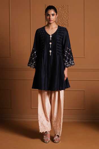 Sonia Khatri Blue Silk, Organza V-neck Shabnam Hand Smocked Kurta Set Online at Aza Fashions Sonia Khatri_Blue Silk, Organza V-neck Shabnam Hand Smocked Kurta Set _Online_at_Aza_Fashions