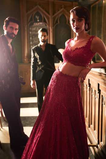 Buy Varun Chakkilam Red Organza, Satin Sweetheart Neck Scarlett Dust Lehenga Set Buy_Varun Chakkilam_Red Organza, Satin Sweetheart Neck Scarlett Dust Lehenga Set