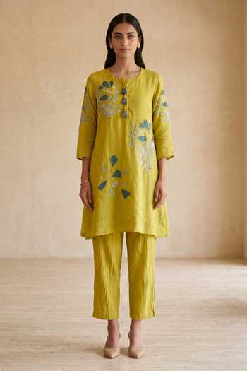 Two Sisters By Gyans_Green Chanderi Round Neck, Yes Floral Embroidered Kurta And Pant Co-ord Set _Online_at_Aza_Fashions