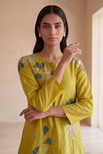 Buy_Two Sisters By Gyans_Green Chanderi Round Neck, Yes Floral Embroidered Kurta And Pant Co-ord Set _Online_at_Aza_Fashions