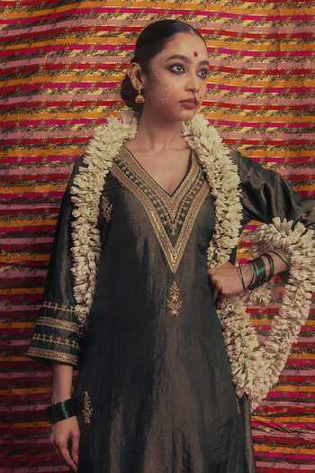 Label Earthen Green Organza, Tissue V-neck, Yes Sona Shringar Neckline Embroidered Kurta Set at Aza Fashions Label Earthen_Green Organza, Tissue V-neck, Yes Sona Shringar Neckline Embroidered Kurta Set _at_Aza_Fashions