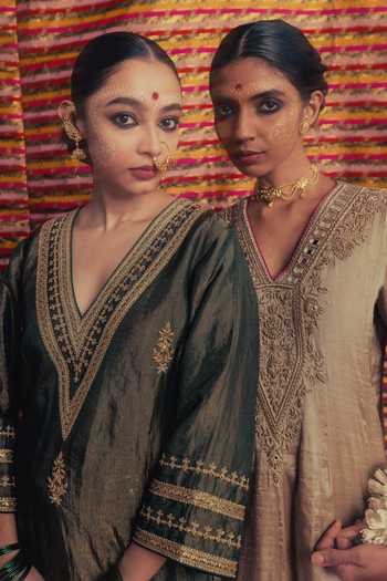 Buy Label Earthen Green Organza, Tissue V-neck, Yes Sona Shringar Neckline Embroidered Kurta Set Buy_Label Earthen_Green Organza, Tissue V-neck, Yes Sona Shringar Neckline Embroidered Kurta Set