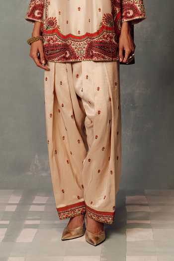 Dolly J Ivory Silk Split V-neck, Yes Kashida Lumiere Kurta Set Online at Aza Fashions Dolly J_Ivory Silk Split V-neck, Yes Kashida Lumiere Kurta Set _Online_at_Aza_Fashions