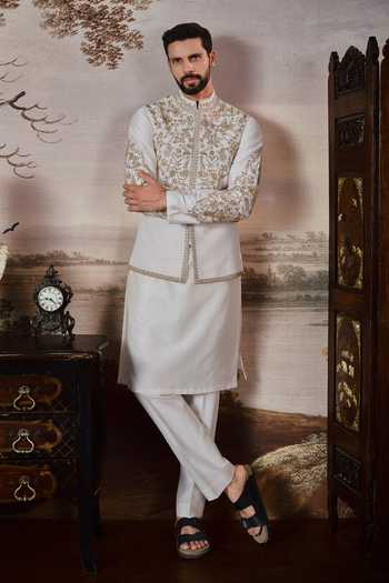Mahima Mahajan Tamir Embroidered Bundi & Kurta Set 