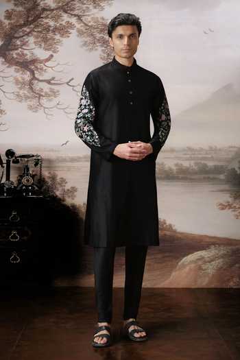 Mahima Mahajan Raghav Embroidered Sleeve Kurta Set