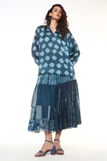 CAPISVIRLEO Blue Silk V-neck Stella Tie Dye Top Online at Aza Fashions CAPISVIRLEO_Blue Silk V-neck Stella Tie Dye Top _Online_at_Aza_Fashions