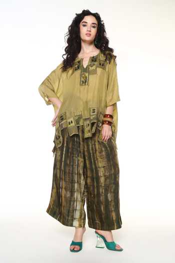 CAPISVIRLEO Green Silk Split V-neck Sylvie Patchwork Kaftan Shirt Online at Aza Fashions CAPISVIRLEO_Green Silk Split V-neck Sylvie Patchwork Kaftan Shirt _Online_at_Aza_Fashions